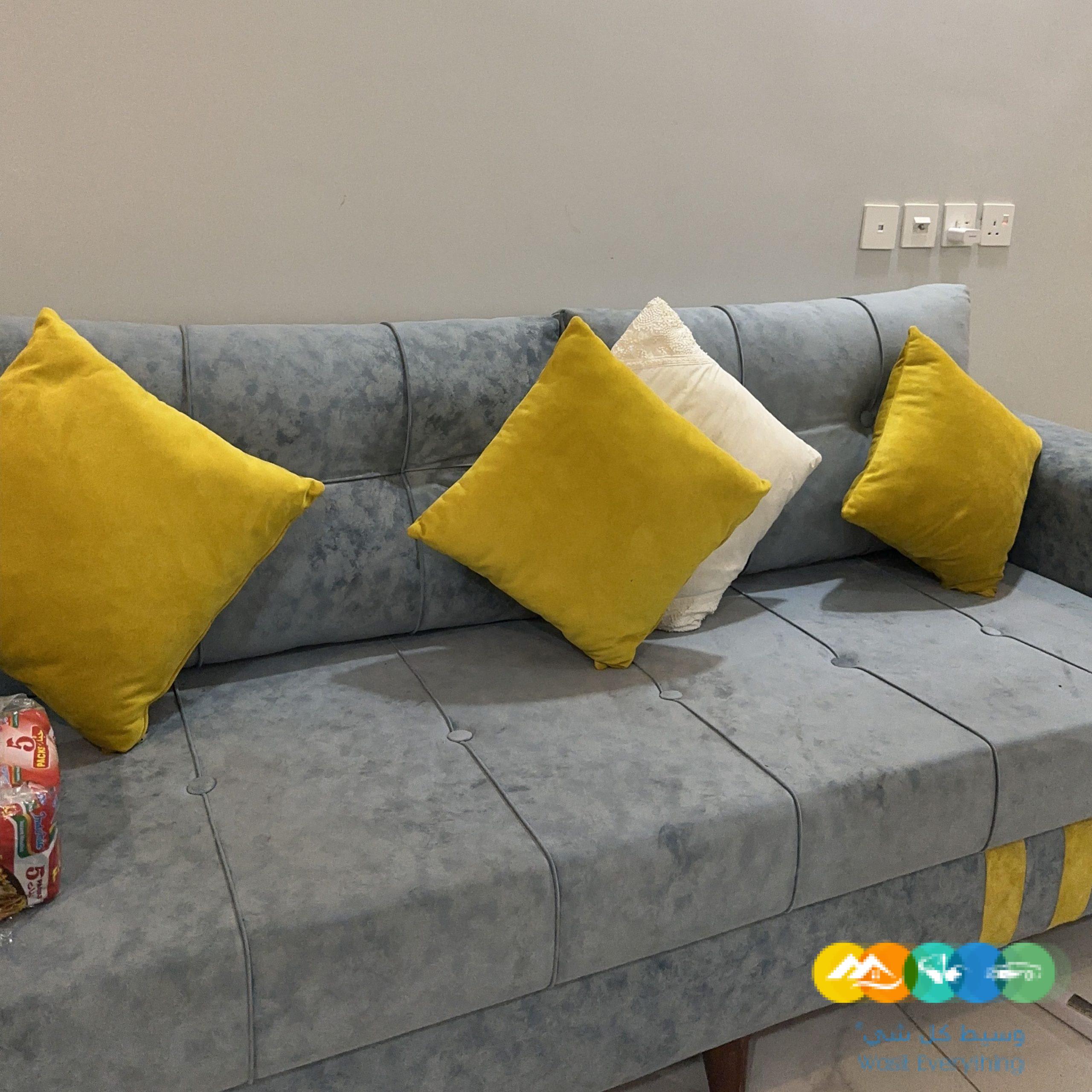 كنب اربع قطع نظيف جداً قطعتان كبيرة وكرسيين