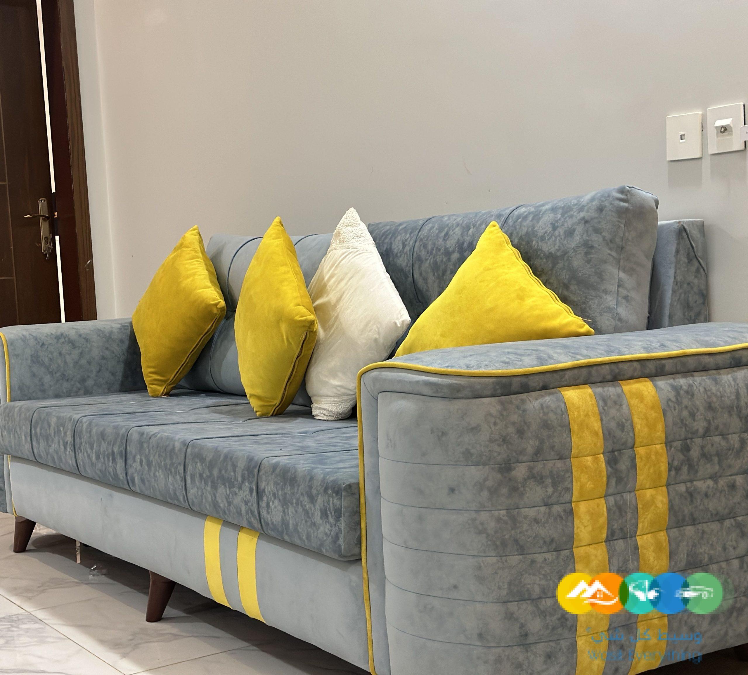 كنب اربع قطع نظيف جداً قطعتان كبيرة وكرسيين