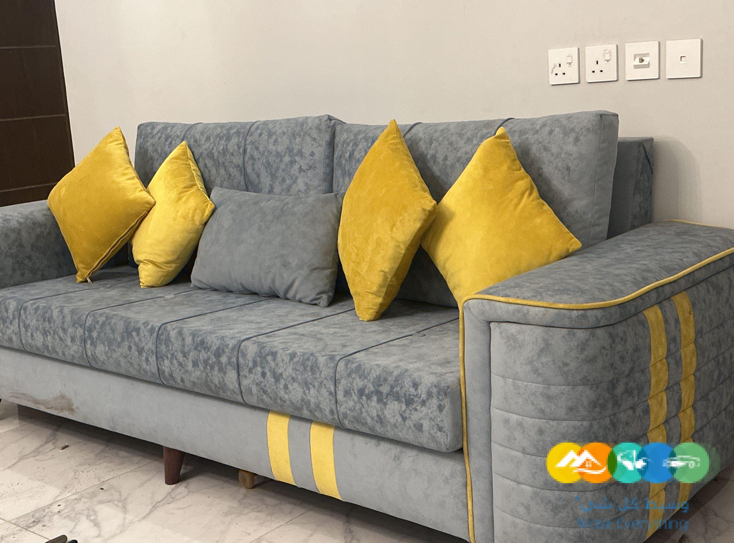 كنب اربع قطع نظيف جداً قطعتان كبيرة وكرسيين