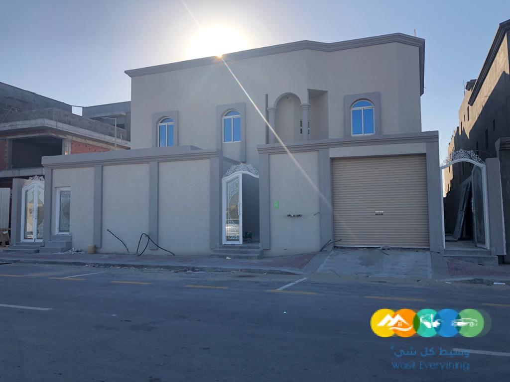 للبيع فله و ثلاث شقق مساحه 700 م