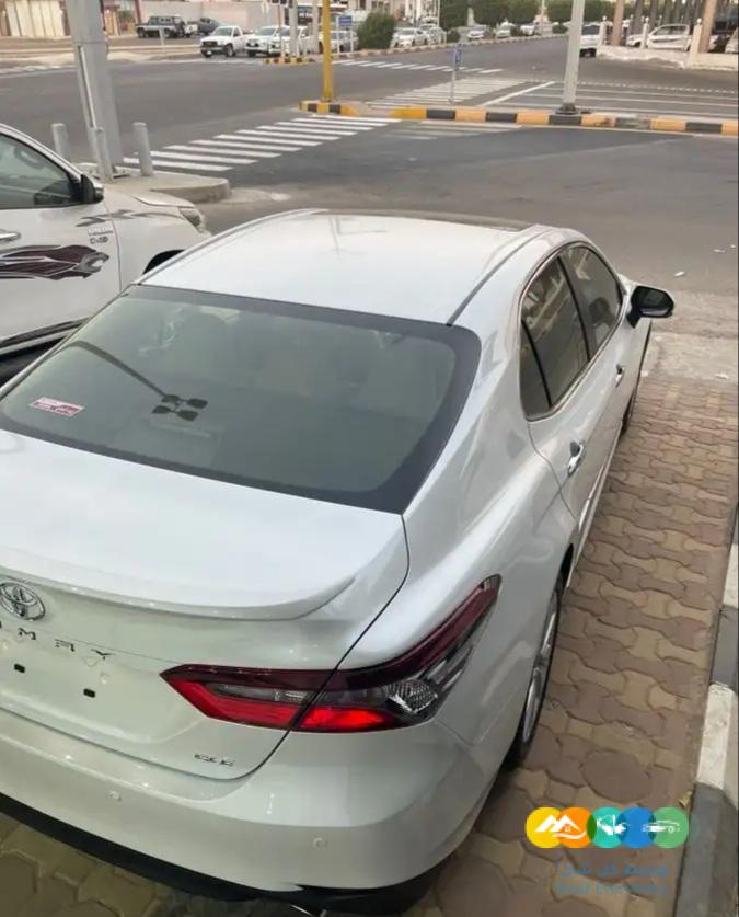 تويوتا كامري جي ال اي ابيض 2024