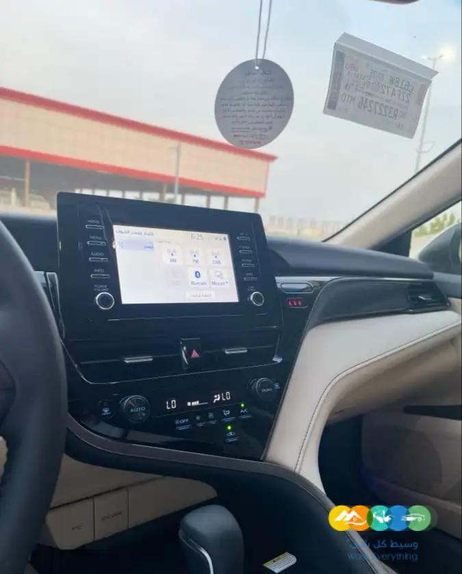 تويوتا كامري جي ال اي ابيض 2024