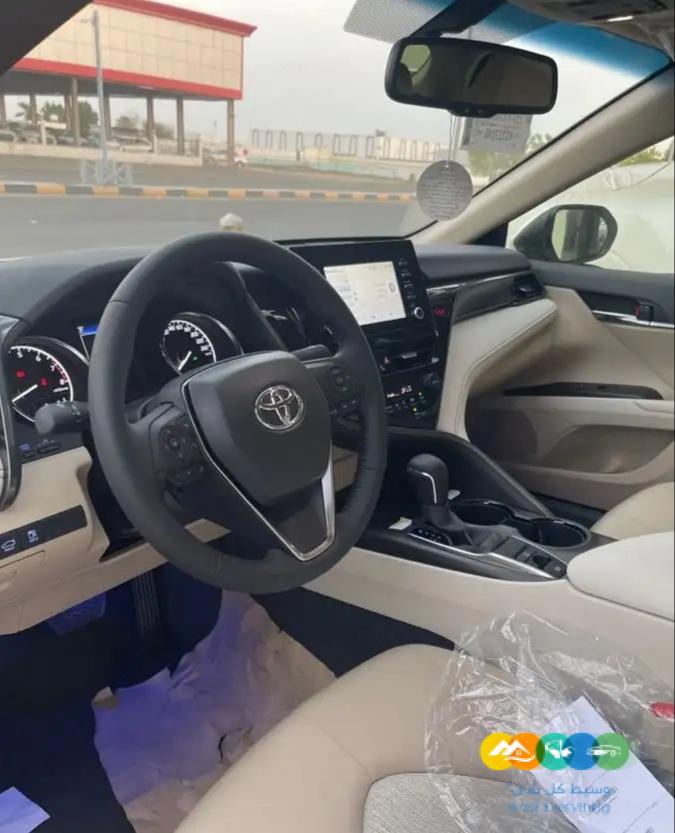 تويوتا كامري جي ال اي ابيض 2024