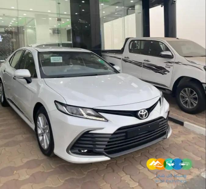 تويوتا كامري جي ال اي ابيض 2024