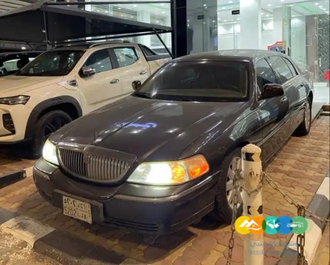 لنكولن تاون كار 2005 نظيف مطور