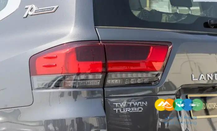 لاندكروزر VXR ديزل موديل 2022 اصفار