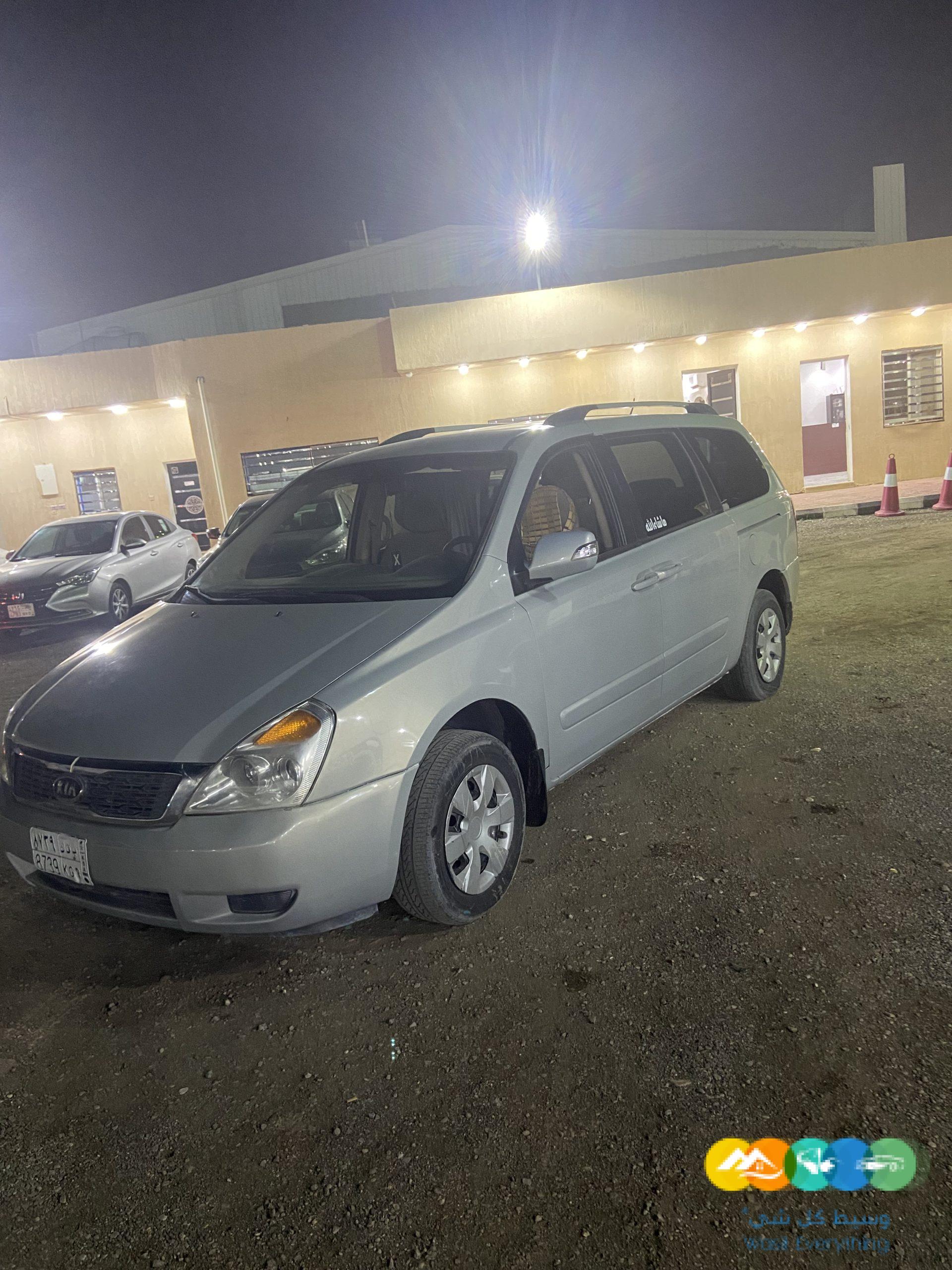 كيا كرنفال فان 9راكب مديل 2012 لون رصاصي