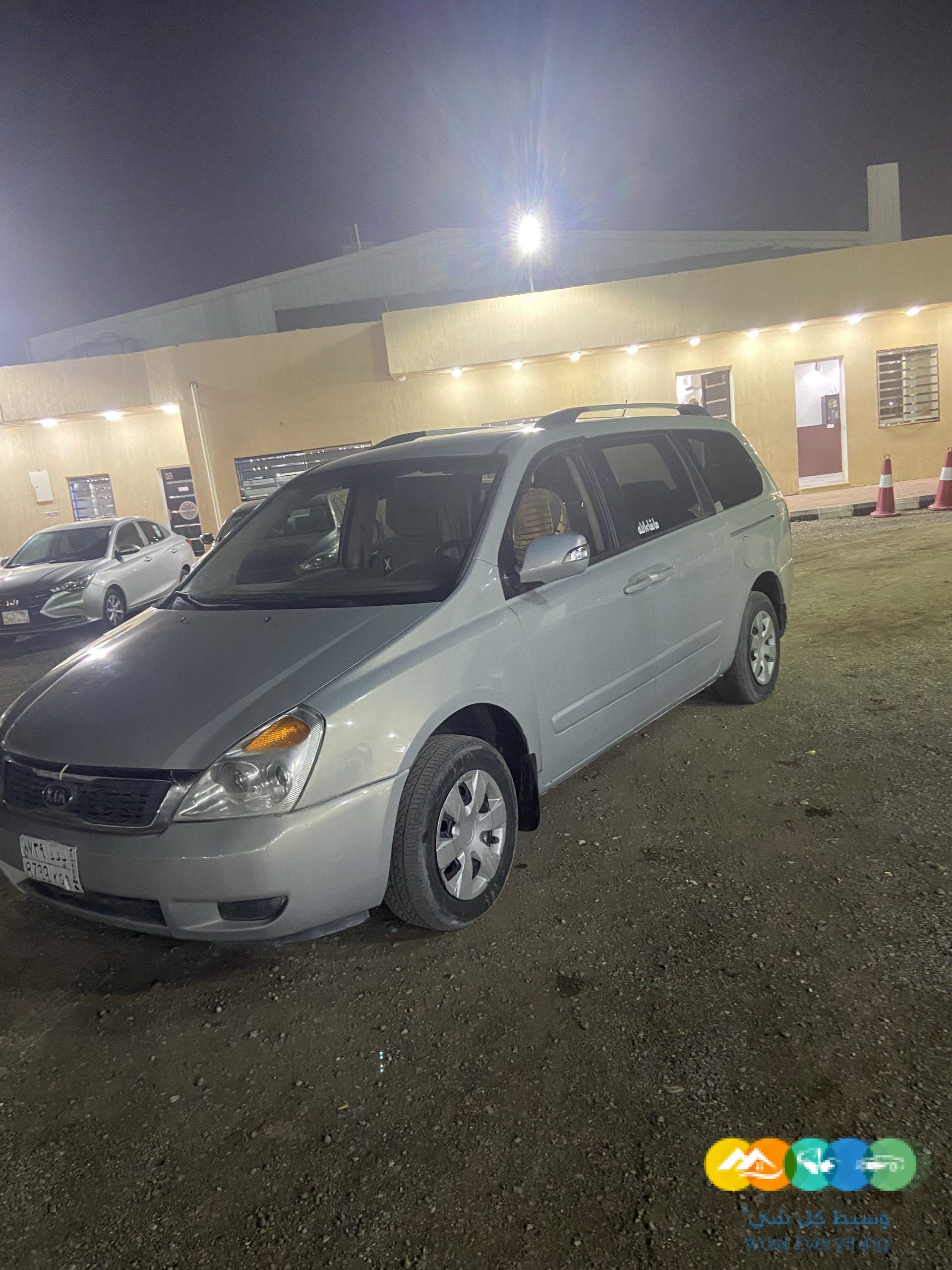 كيا كرنفال فان 9راكب مديل 2012 لون رصاصي