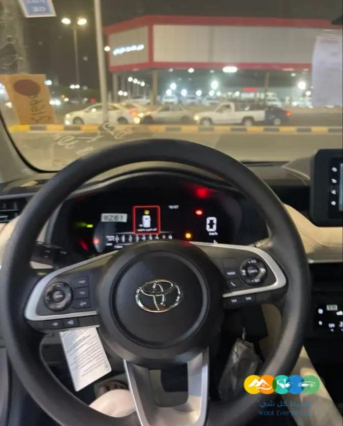 تويوتا يارس واي اللون ابيض بسعر مخفض 2023