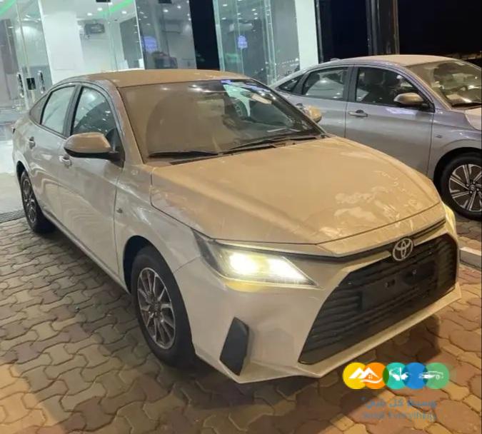 تويوتا يارس واي اللون ابيض بسعر مخفض 2023