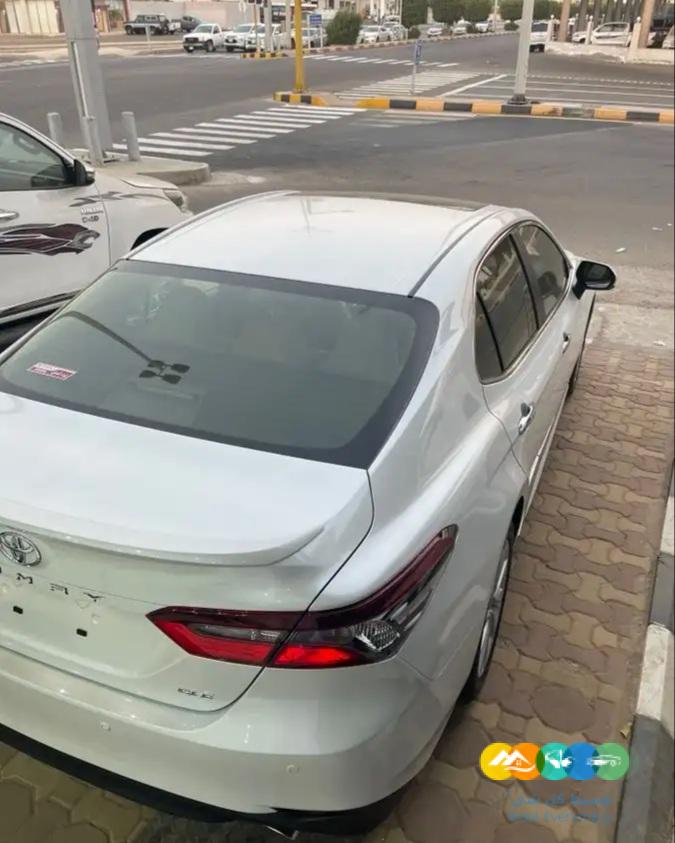 تويوتا كامري جي ال اي ابيض بنزين 2024