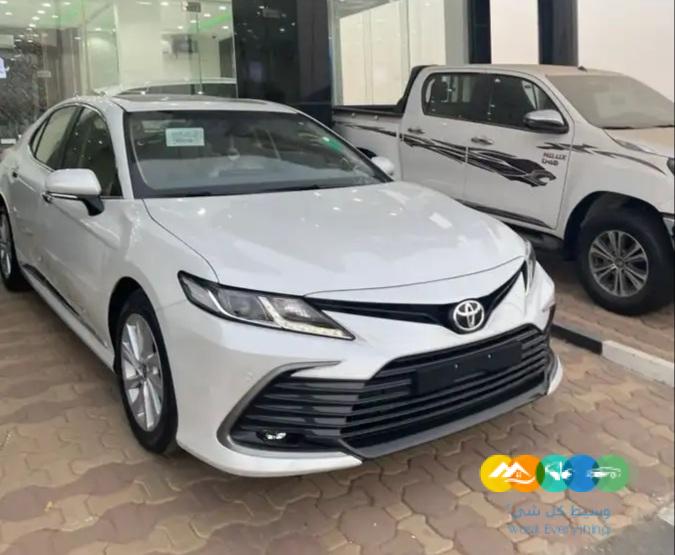 تويوتا كامري جي ال اي ابيض بنزين 2024