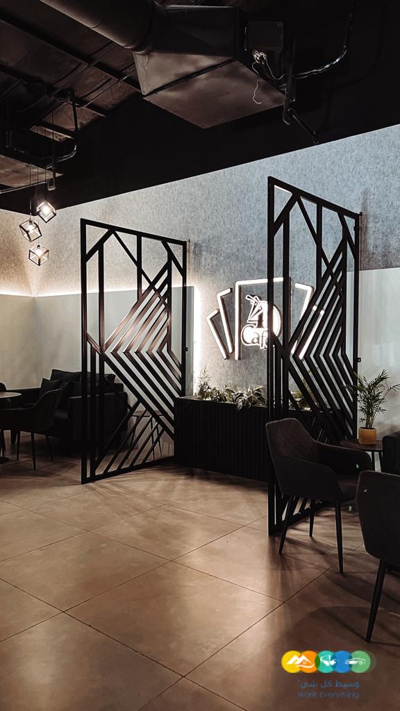 للتقبيل كافيه في حائل قائم ويعمل