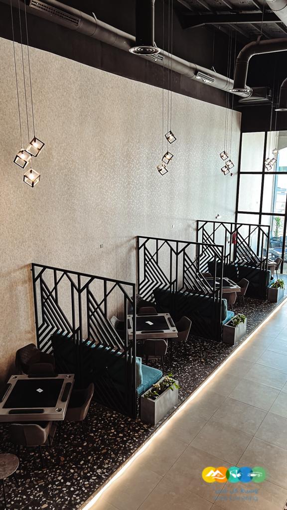 للتقبيل كافيه في حائل قائم ويعمل