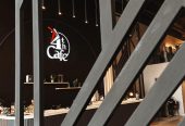 للتقبيل كافيه في حائل قائم ويعمل