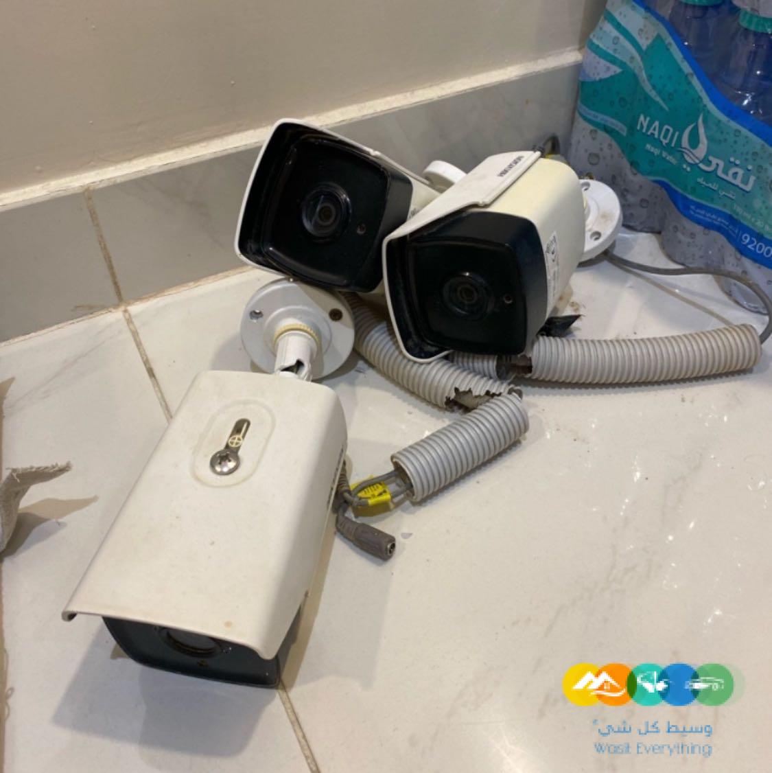 3 كاميرات مراقبة مستعملة من هاك فيجن