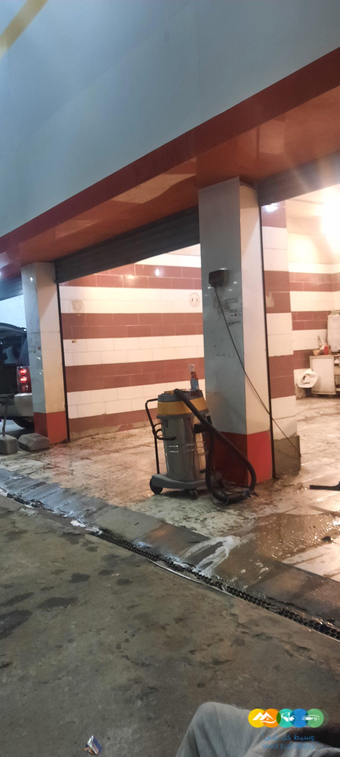 مغسلة سيارات فتحتين في داخل محطة بدون بستم مجهزة