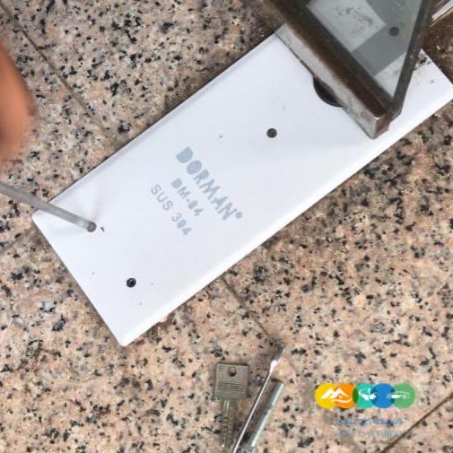 تركيب زجاج وصيانه الأبواب الزجاج السكوريت