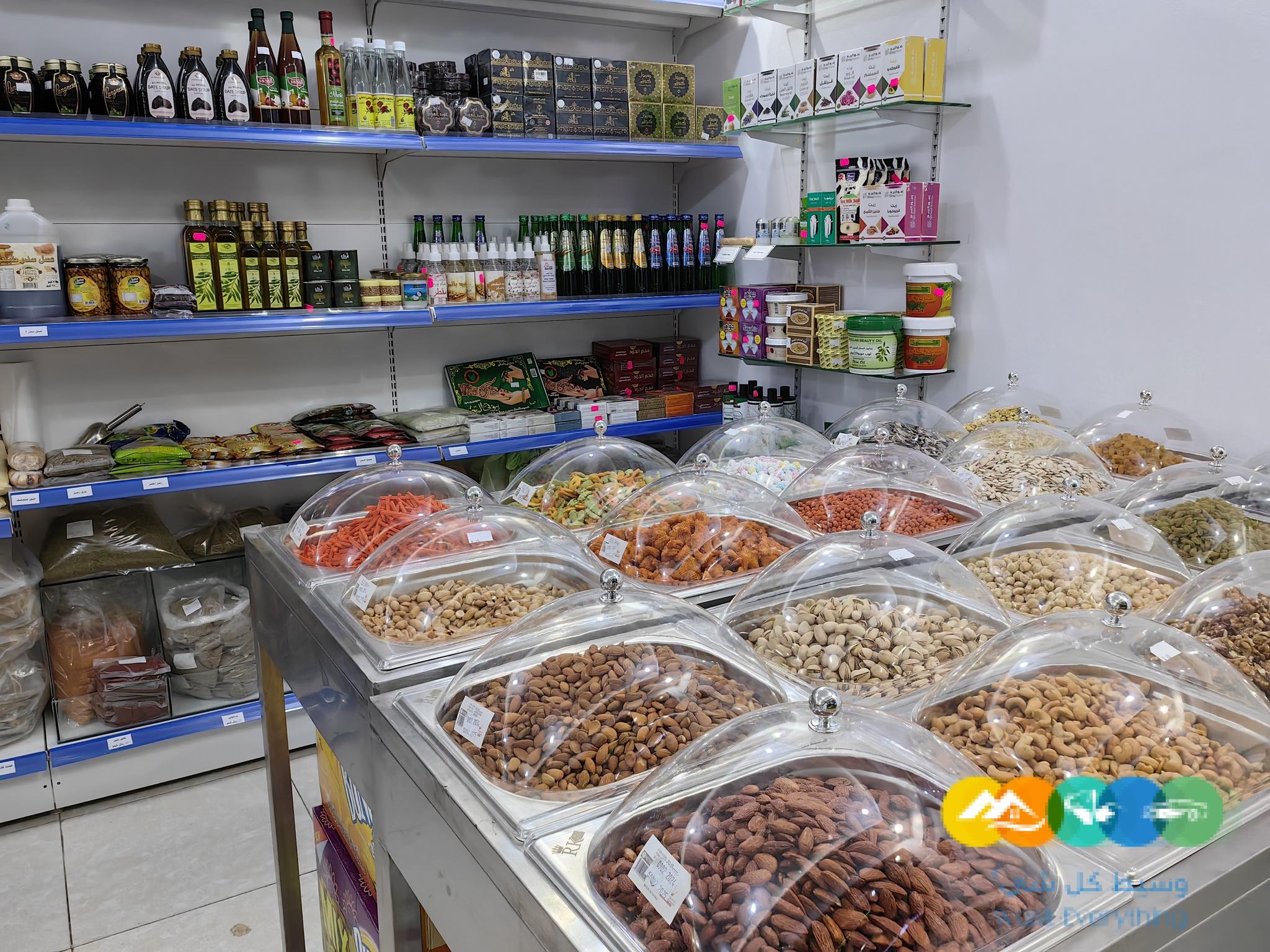 محل عطارة ومكسرات وتمور وقهوه للتقبيل او البيع