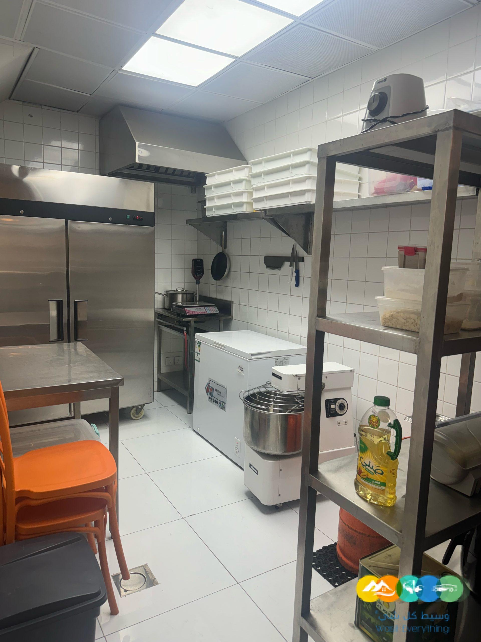 مطعم بيتزا ايطالية للتقبيل في حي النهضة بكامل معداته