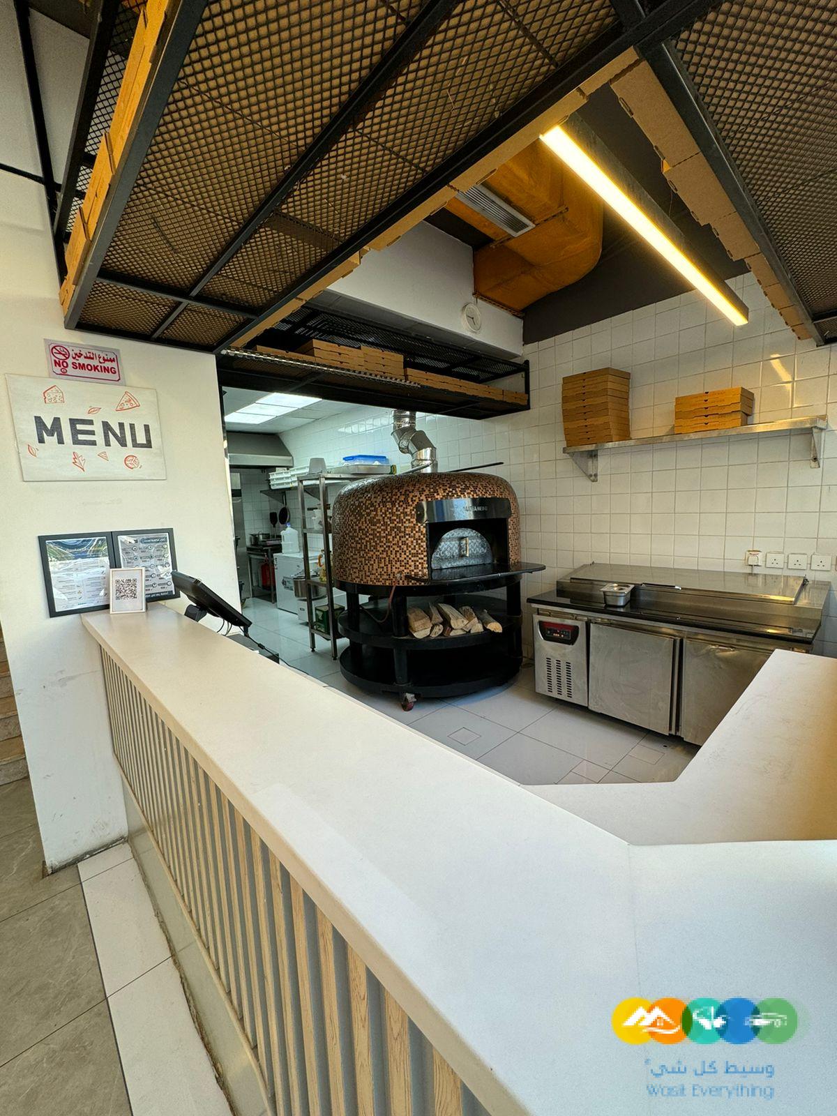 مطعم بيتزا ايطالية للتقبيل في حي النهضة بكامل معداته