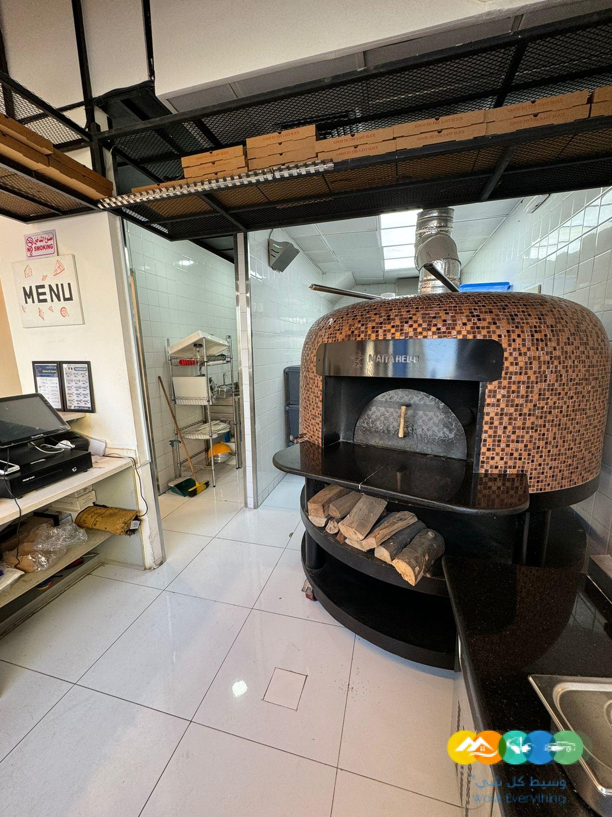 مطعم بيتزا ايطالية للتقبيل في حي النهضة بكامل معداته