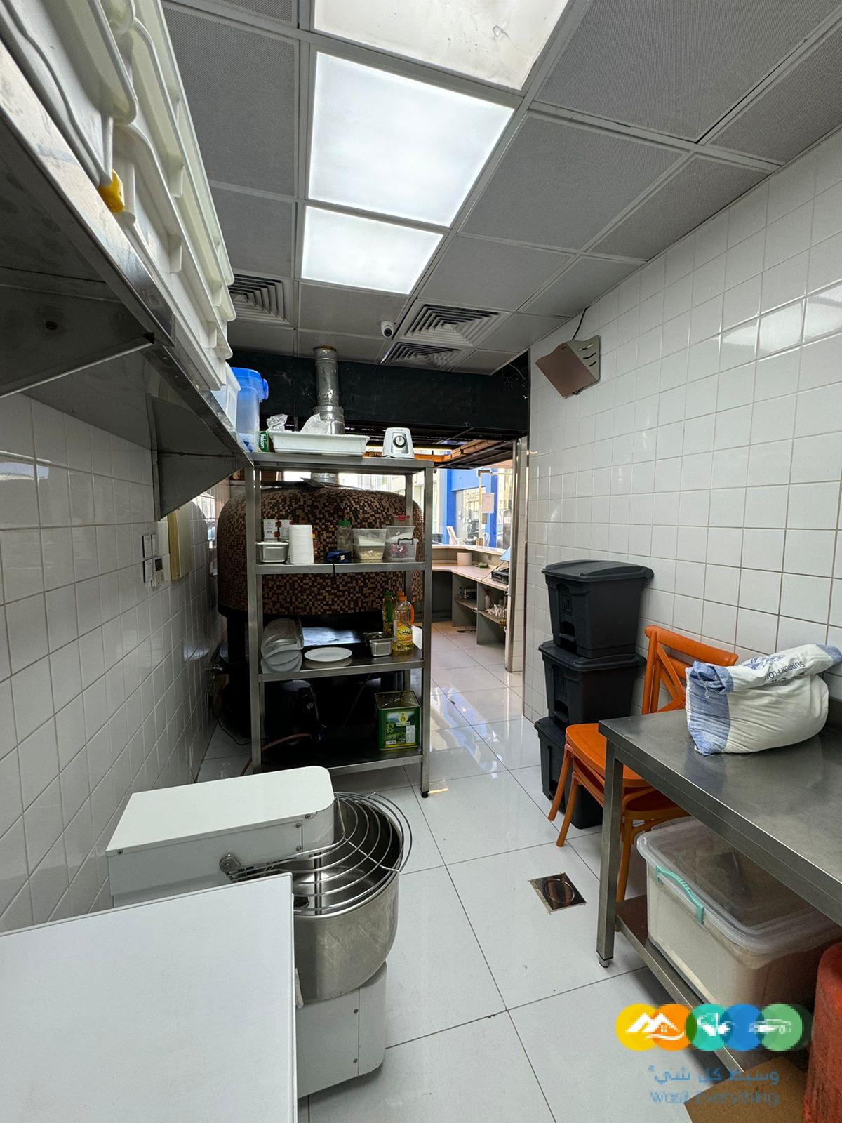 مطعم بيتزا ايطالية للتقبيل في حي النهضة بكامل معداته