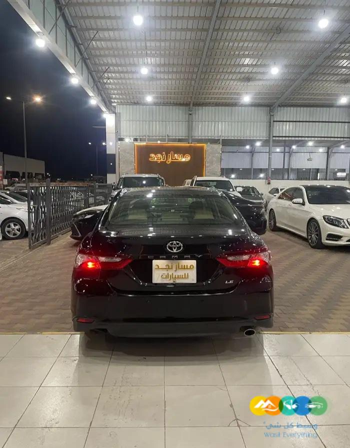 كامري LE أسود موديل 2023 ستاندر