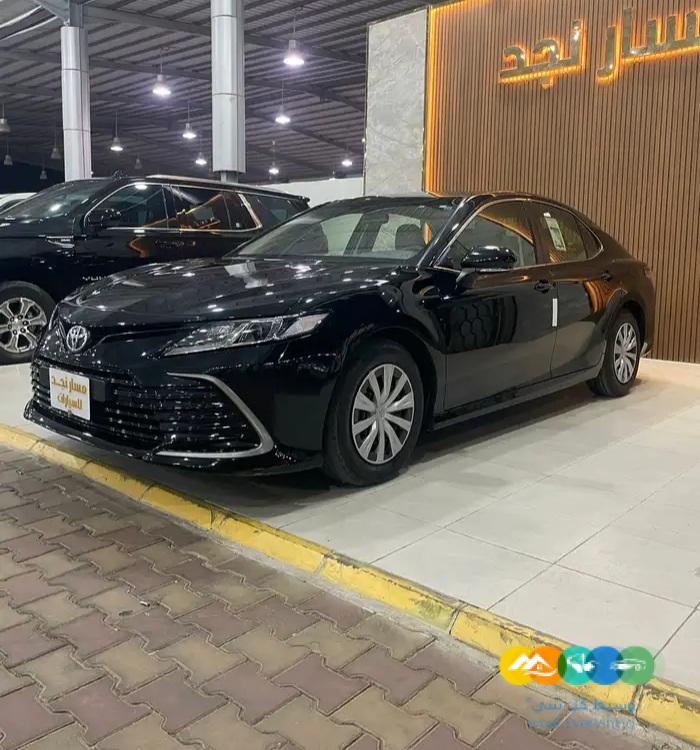 كامري LE أسود موديل 2023 ستاندر