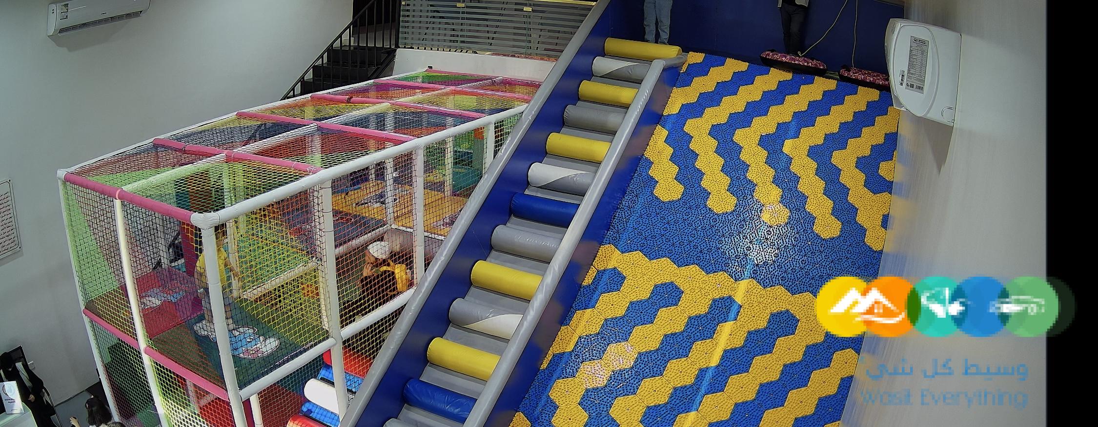 العاب اطفال وانشطه حركيه ومقهى لتقبيل