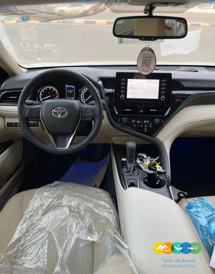 تويوتا كامري جي ال اي ابيض بنزين 2024