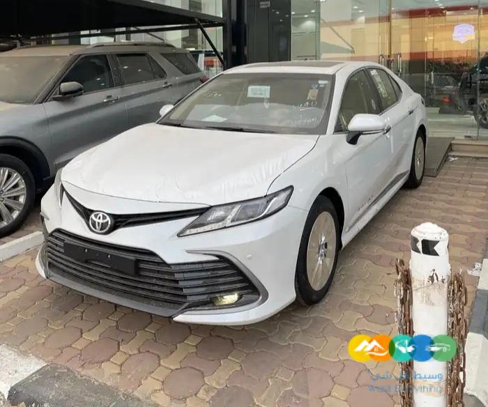 تويوتا كامري جي ال اي ابيض بنزين 2024