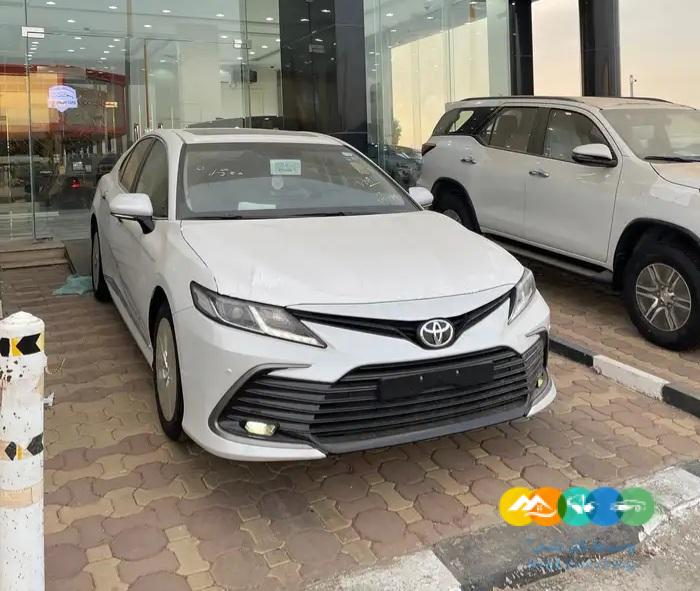 تويوتا كامري جي ال اي ابيض بنزين 2024