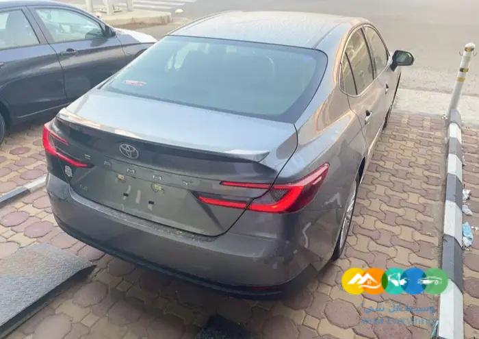 تويوتا كامري ال اي رمادي 2025 اصفار