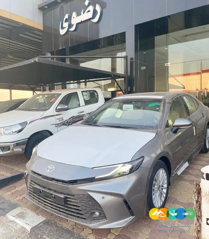 تويوتا كامري ال اي رمادي 2025 اصفار
