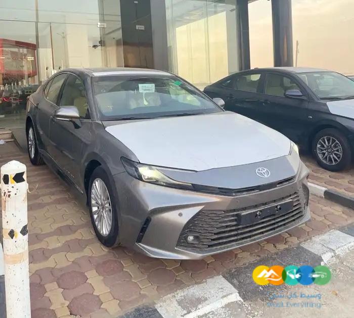 تويوتا كامري ال اي رمادي 2025 اصفار
