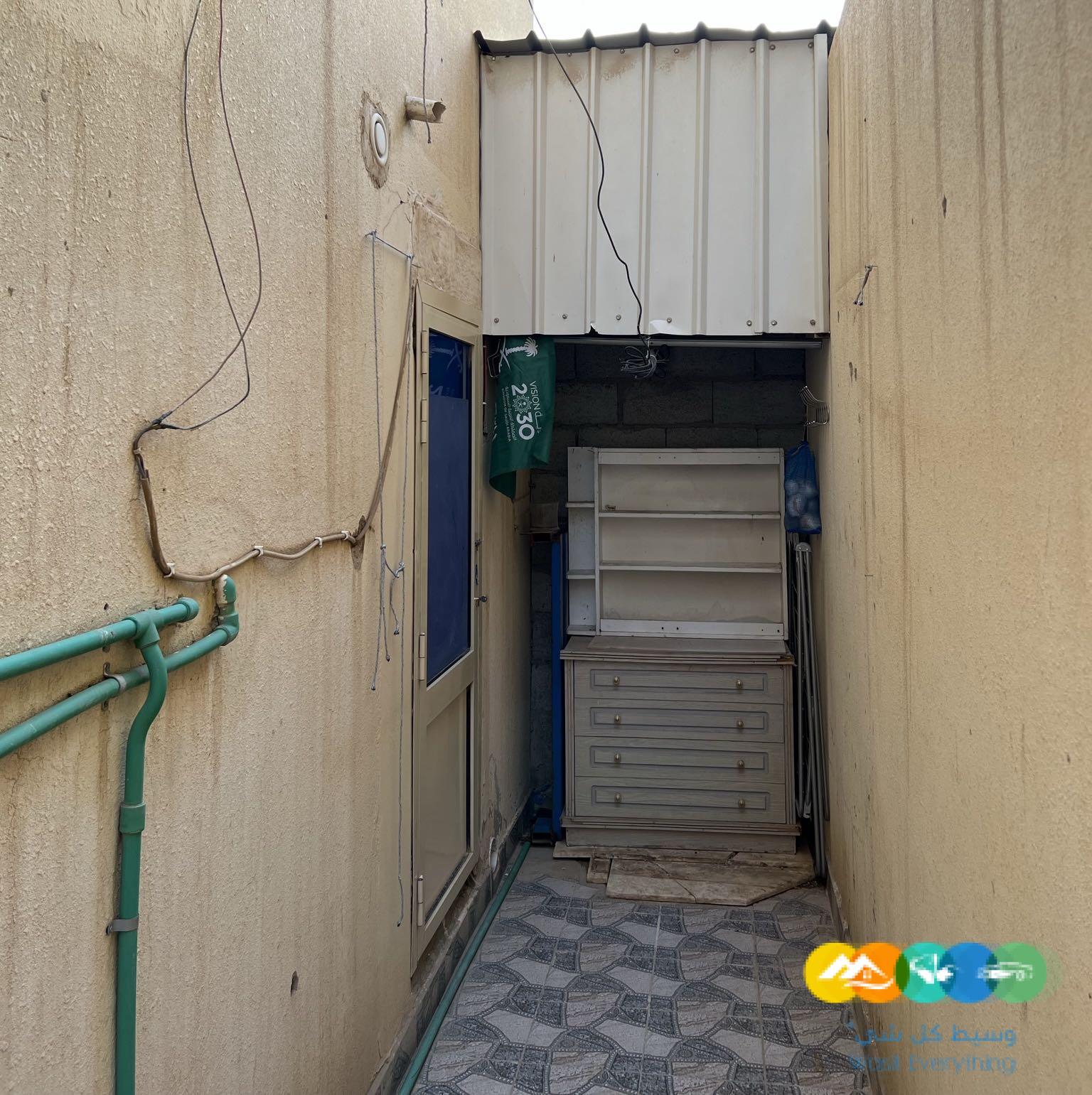 للإيجار الشهري غرفة عزاب بغرب الرياض