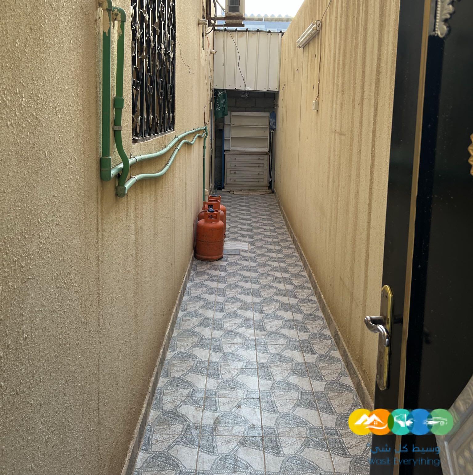 للإيجار الشهري غرفة عزاب بغرب الرياض