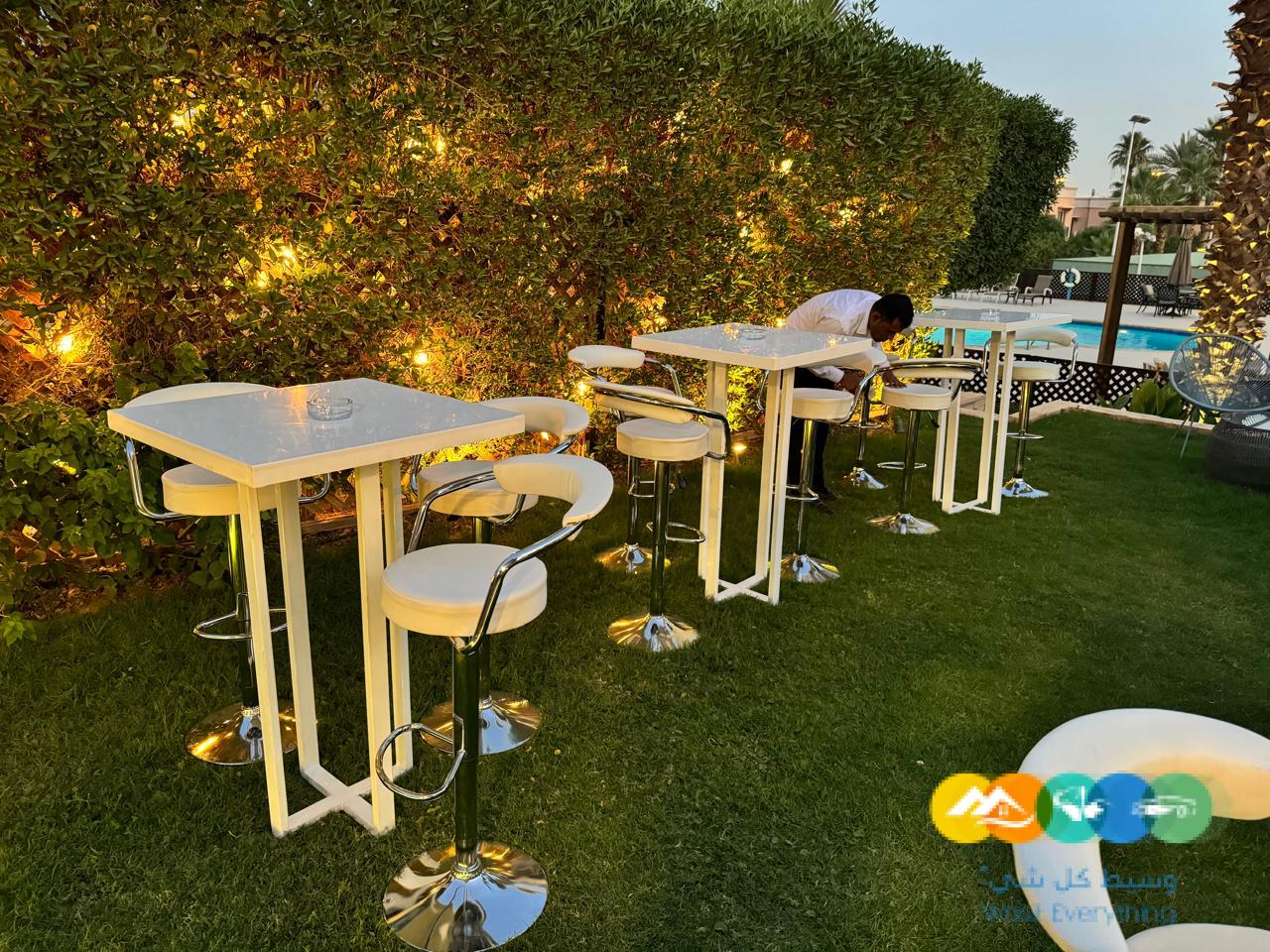 تأجير كنب جلد أبيض ، طاولات طعام مع كراسي ، طاولات كوك