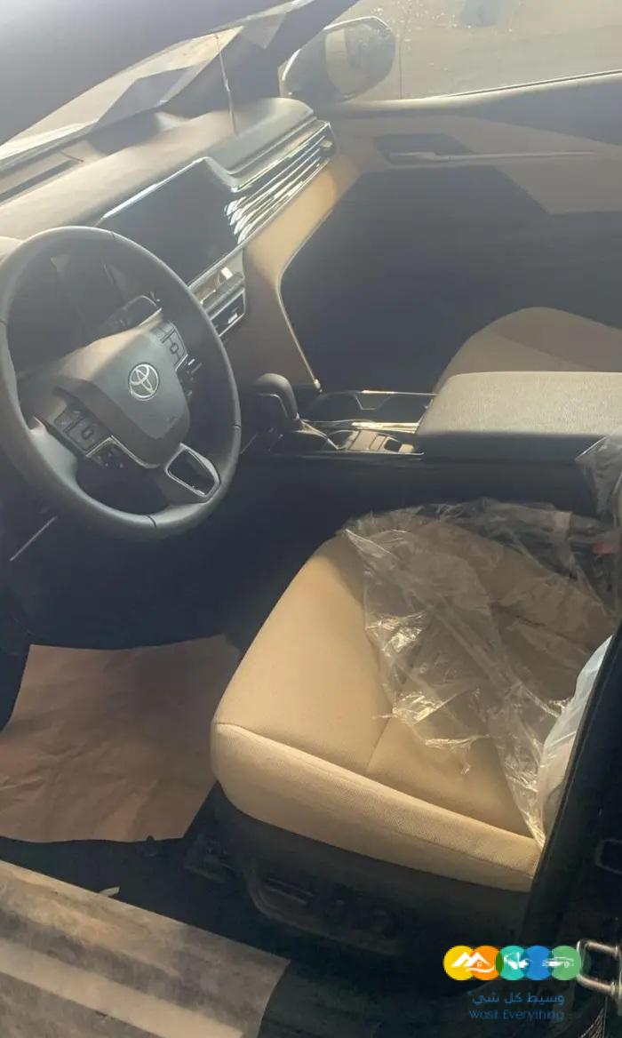 تويوتا كامرى LE بنزين فتحة 2025 ازرق غامق جميل