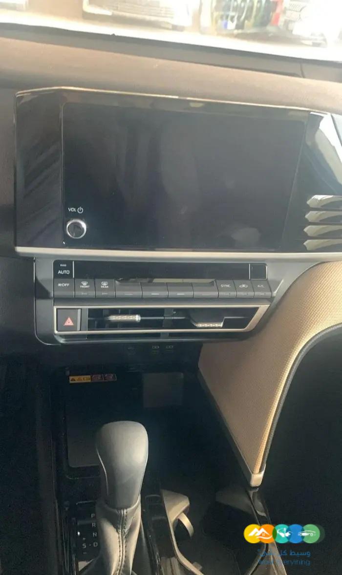 تويوتا كامرى LE بنزين فتحة 2025 ازرق غامق جميل