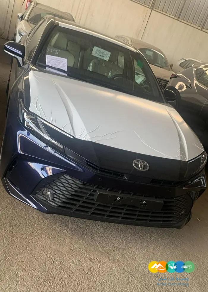 تويوتا كامرى LE بنزين فتحة 2025 ازرق غامق جميل