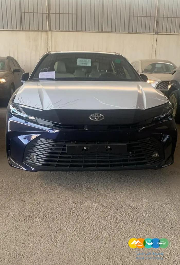 تويوتا كامرى LE بنزين فتحة 2025 ازرق غامق جميل
