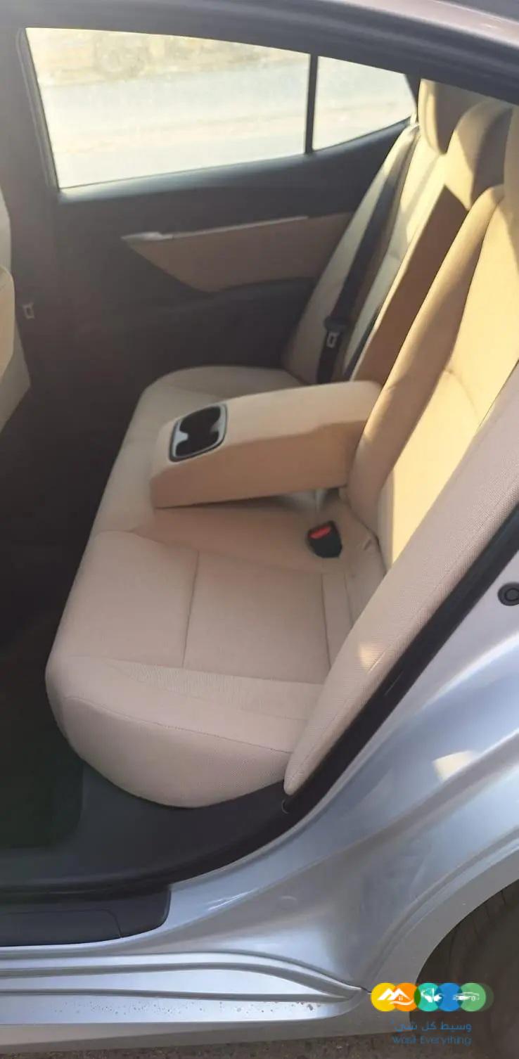 تويوتا كامرى LE بنزين موديل 2025 فضي وابيض