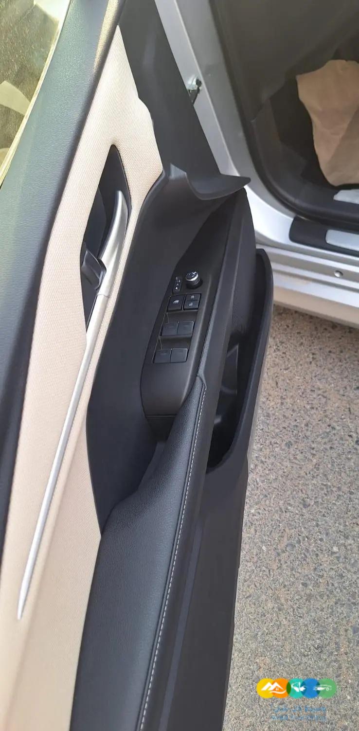 تويوتا كامرى LE بنزين موديل 2025 فضي وابيض