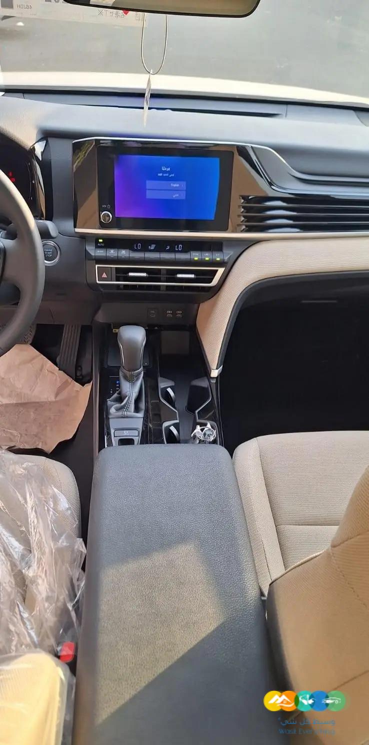 تويوتا كامرى LE بنزين موديل 2025 فضي وابيض