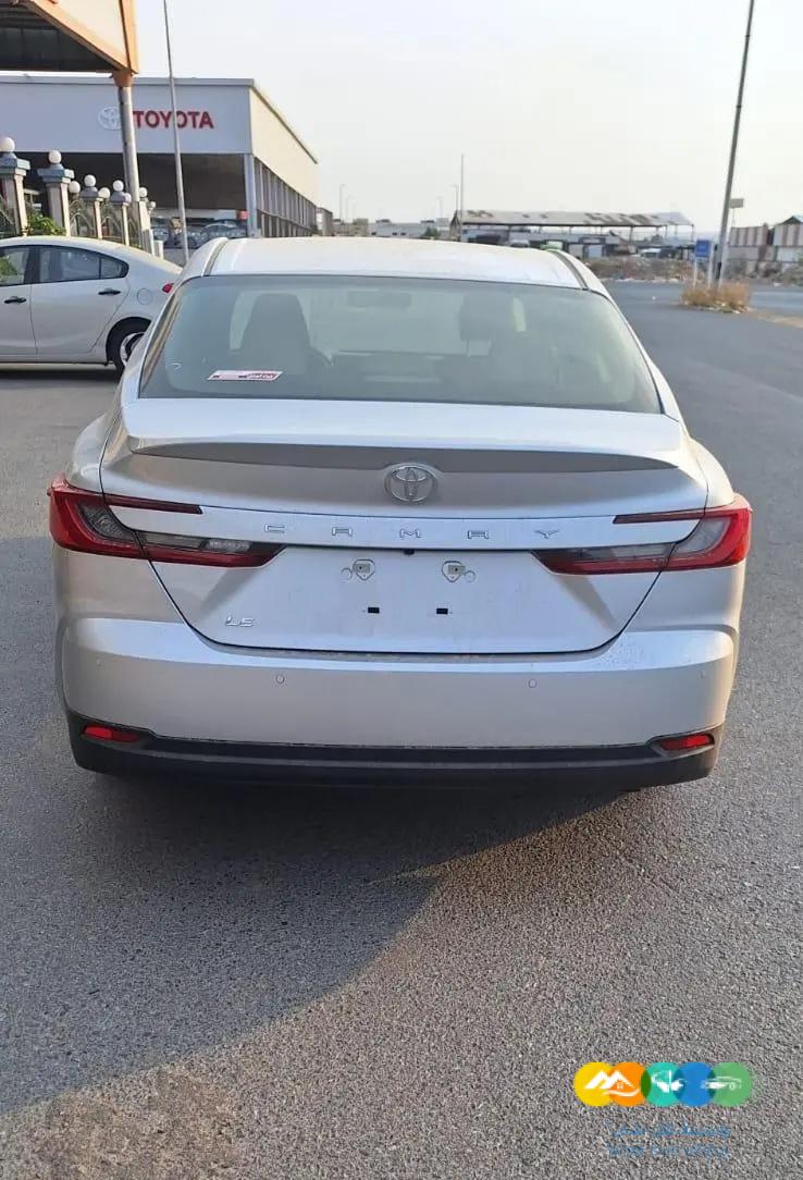 تويوتا كامرى LE بنزين موديل 2025 فضي وابيض