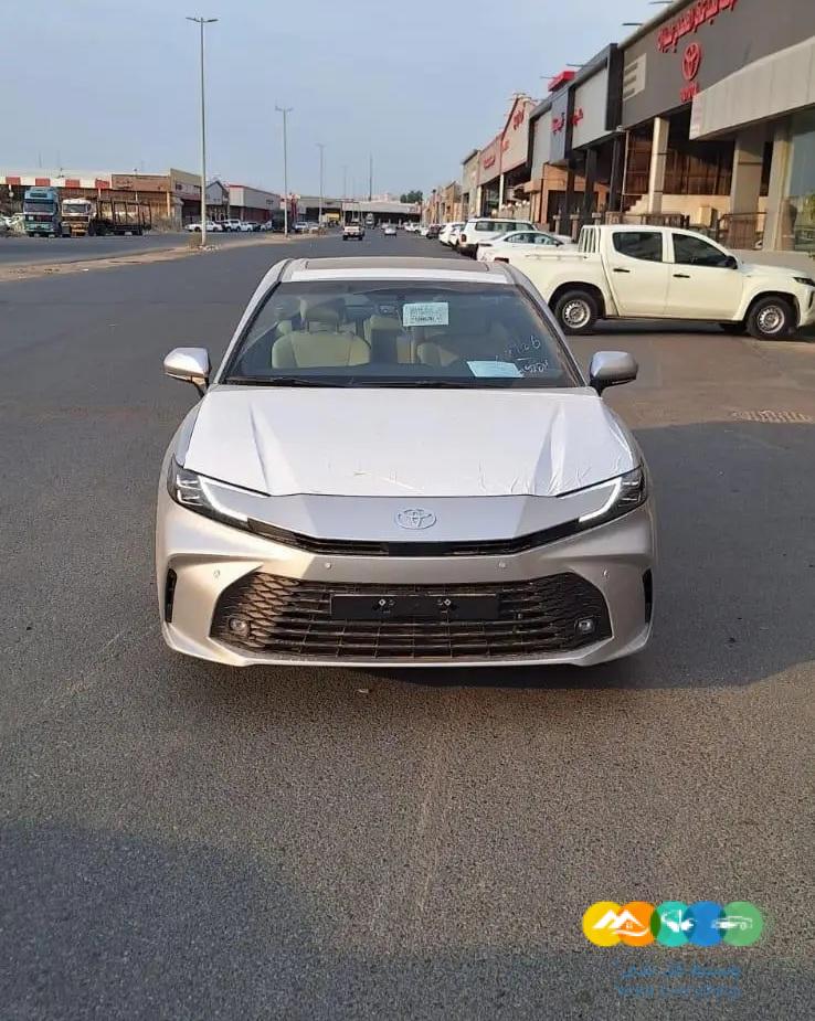 تويوتا كامرى LE بنزين موديل 2025 فضي وابيض