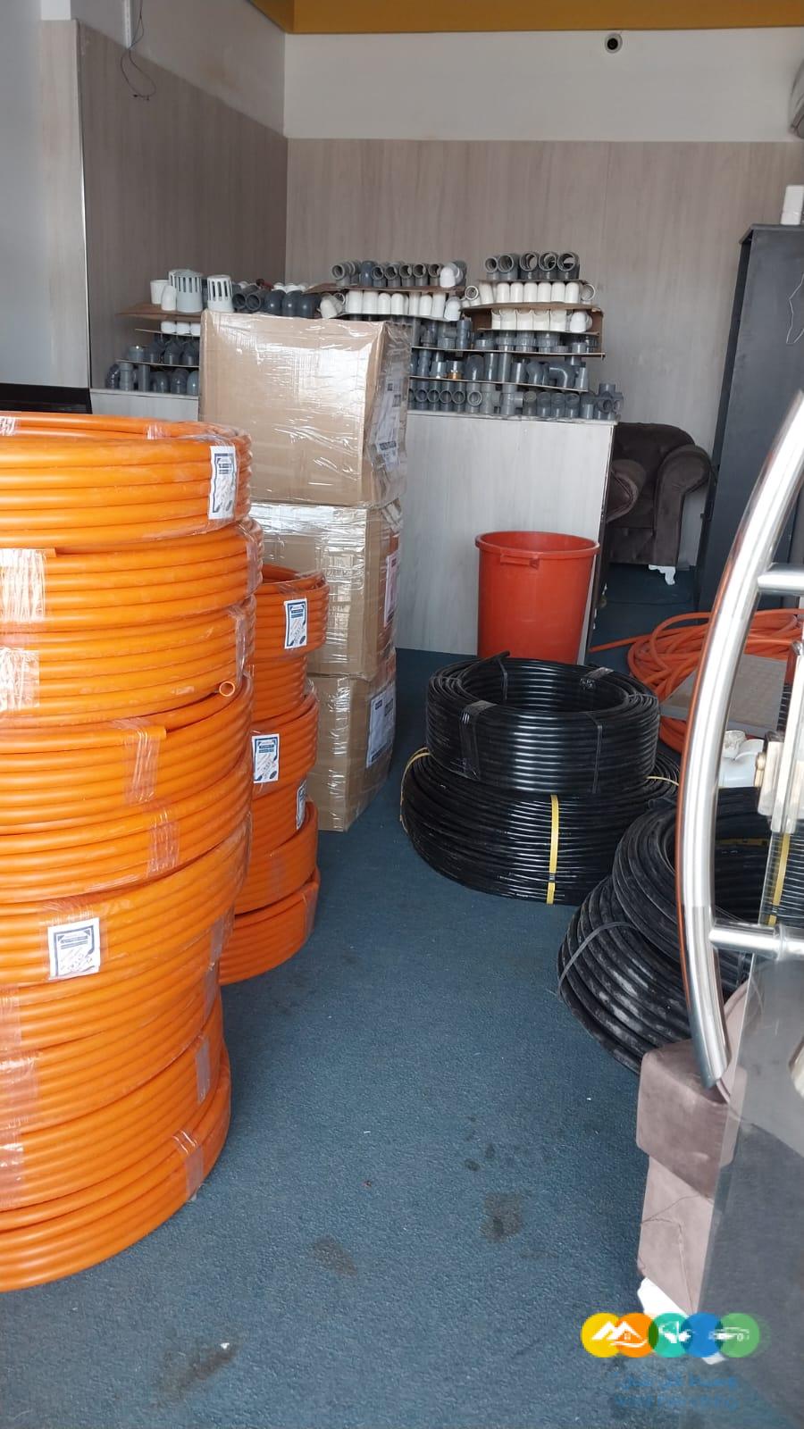 للتقبيل محل مواد بناء متعدد