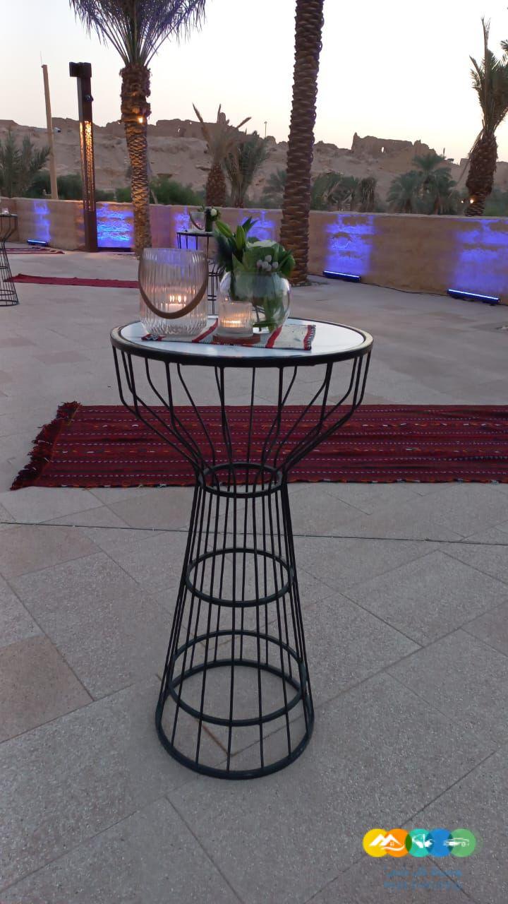 تأجير كنب جلد أبيض ، طاولات طعام مع كراسي ، طاولات